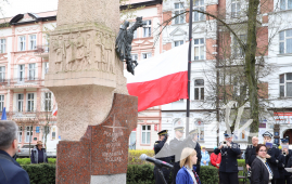 3 MAJA 2022 - Uroczystości oficjalne pod pomnikiem Poległym za Wolną i Niezawisłą Polskę w Parku Solidarności