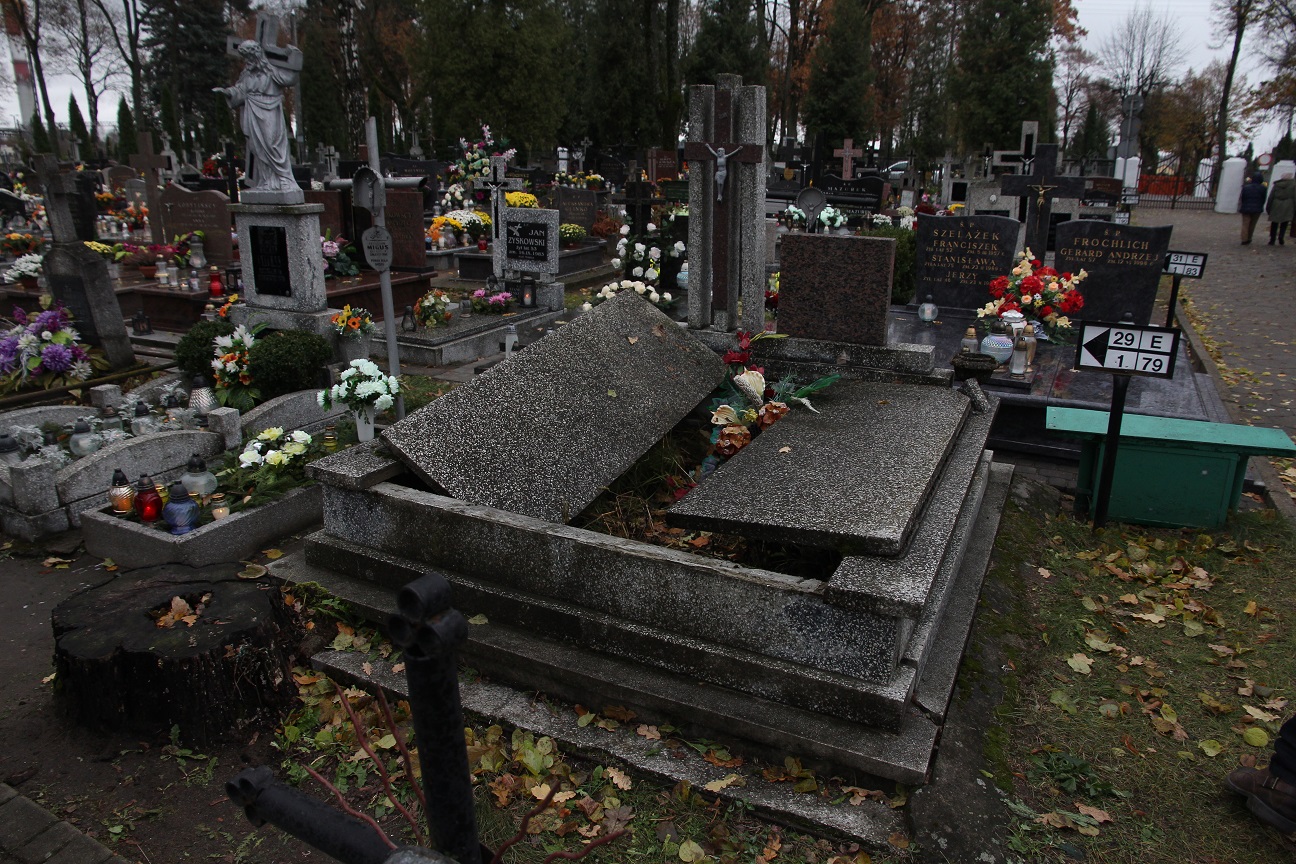 Skandaliczny akt barbarzyństwa na ełckim cmentarzu i nagroda za wskazanie sprawców