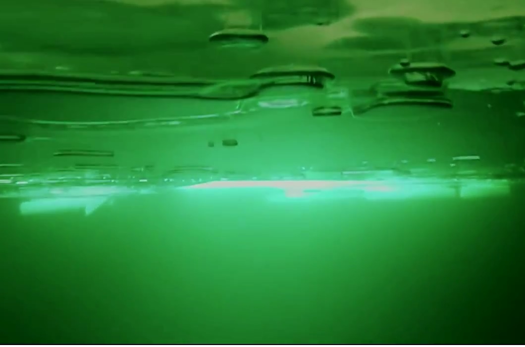 Bevor Sie auf einem zugefrorenen See oder Fluss gehen, sehen Sie das Video, aufgenommen in der Elch!