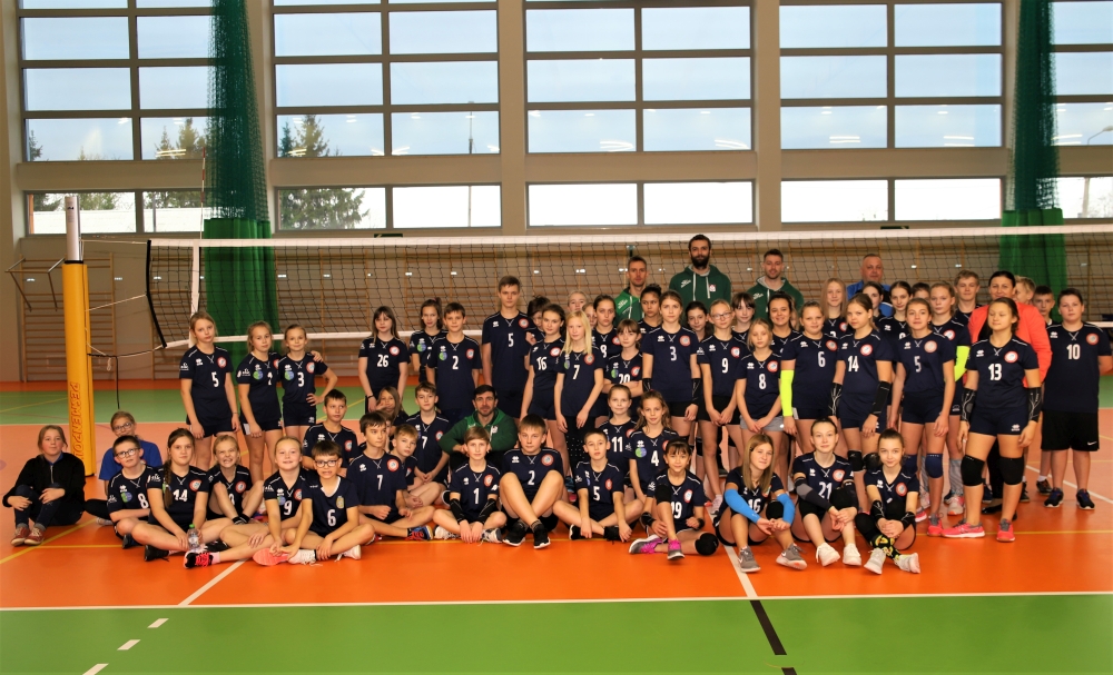 Plus Liga-Volleyballer trainiert in einer Sportschule in Ek