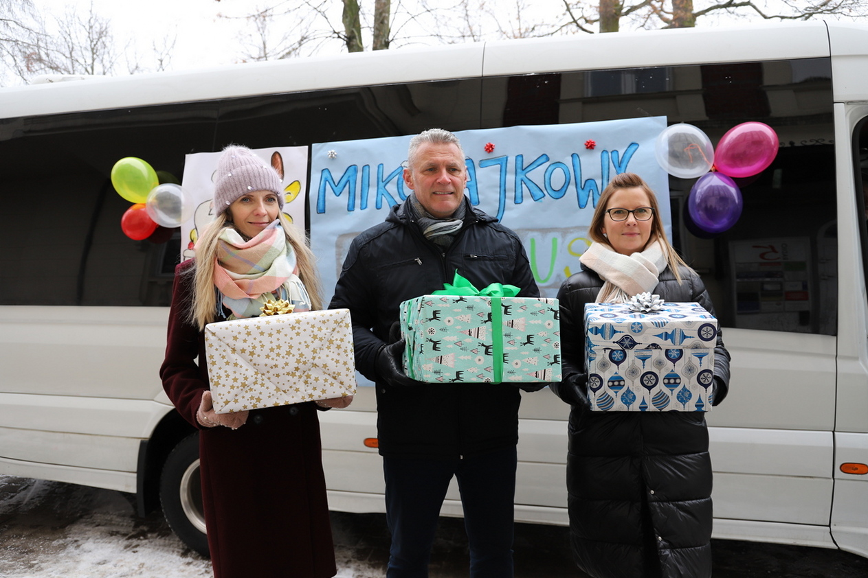 Donati regali per l'autobus di Babbo Natale